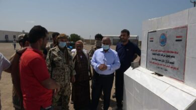 محافظ الحديدة يضع حجر أساس لمركز غسيل الكلى في الخوخة على نفقة قائد المقاومة الوطنية